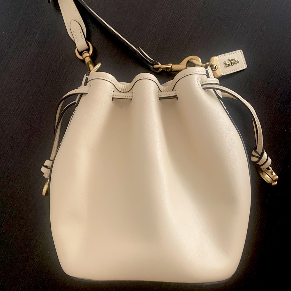 ❌SOLD!!!❌ Coach Camila drawstring glovetan leather bucket bag - Picture 3 of 9